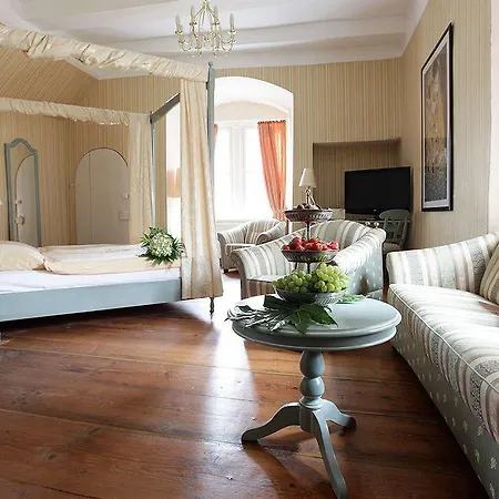 Hotel & Wasserschloss 4*